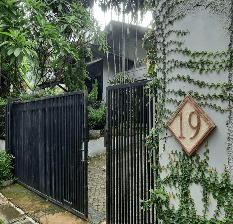 Rumah Mewah di Menteng Dalam JakSel (dengan kolom renang)